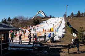Skigebied in Winterberg met weinig sneeuw op de pistes – skidag Pius X College geannuleerd wegens onvoldoende sneeuw
